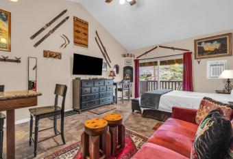 Dreamy Mtn Studio Walk to Main St has rooms with a private hot tub