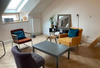 Appart, hyper centre, 2e etg allows 18 year olds to book a room