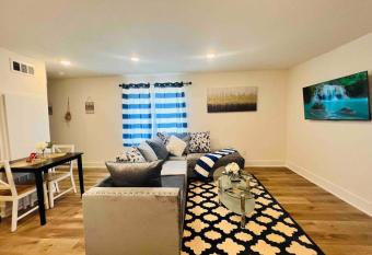 Homely & Vibrant in the heart of Downtown. allows 18 year olds to book a room