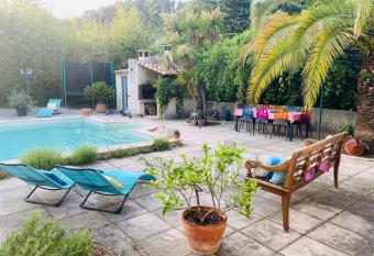 Chambre d h  te Entre Cigale et Pagnol allows 18 year olds to book a room