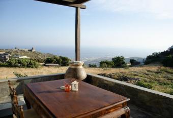 m    a    t    a    t    h    i    a     GuestHouse Tinos has Balcony rooms