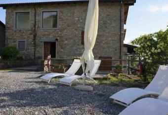 Podere Bassi has rooms with a private hot tub