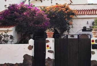 Canary Cozy House 4km from the Beach and the Airport allows 18 year olds to book a room