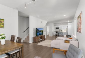 New Modern Home with Garage and Pool Table has Balcony rooms