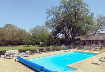 Hors Cadre/villa avec piscine has Balcony rooms