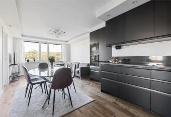 Vackert nyrenoverad l  genhet has Balcony rooms