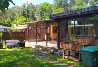 Casa moderna com piscina e jardim em Albufeira has rooms with a private hot tub