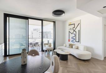 Art and Luxe has rooms with a private hot tub