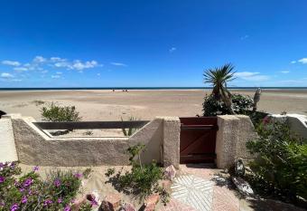 Appartement Liberssan les pieds dans le sable, rez de plage has Balcony rooms