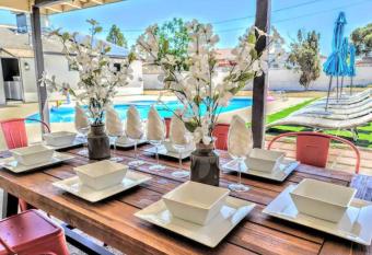 #46Villa Ranch w/Pool & Spa: mins to LV Strip/UNLV allows 18 year olds to book a room