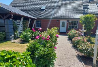 Ferienwohnung am Schweriner See allows 18 year olds to book a room