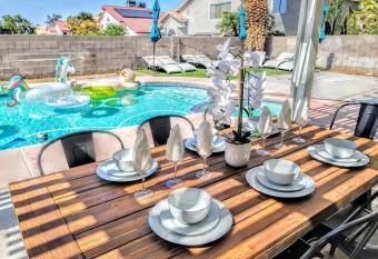 #56 Villa w/Pool & Spa: mins to LV Strip/Stadiums has rooms with a private hot tub