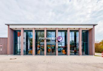 Premier Inn M  nchen Airport S  d allows 18 year olds to book a room