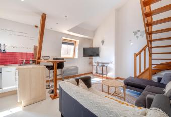 T2 BIS A 2 PAS DE LA MAIRIE allows 18 year olds to book a room