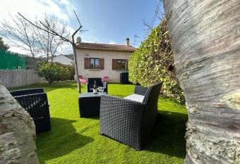 Villa individuelle 80 M2 , 400 M de la mer , 3 Chambres , 8 Couchages has Balcony rooms