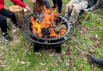 Wandjoo Cottage Cranbourne has rooms with a private hot tub