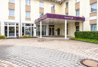 Premier Inn M  nchen Airport Ost allows 18 year olds to book a room