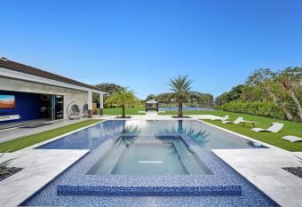 NEW Fort Lauderdale Paradise Getaway! has rooms with a private hot tub