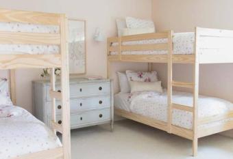 HADDASAH AIRBNB has rooms with a private hot tub