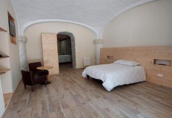 Manoir Les C  dres has rooms with a private hot tub