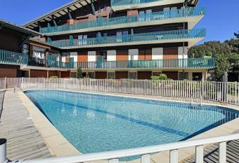 Les grizzlis sur les pistes piscine tennis p  tanque. has Balcony rooms