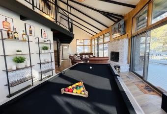 Beautiful Wrightwood Chalet has Balcony rooms