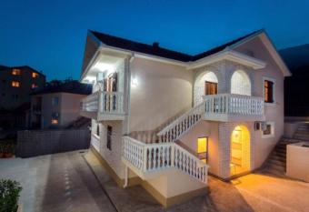 Apartmani Veseljko has Balcony rooms