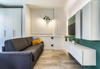 Nuovissimo! Centro Lecco - a pochi passi dal Lago allows 18 year olds to book a room