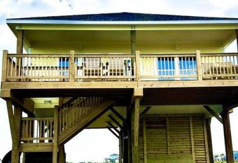 NEW! Beautiful Beach House - Lots of Privacy! has Balcony rooms
