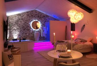 L   id  le allows 18 year olds to book a room