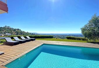 VILLA ELISA allows 18 year olds to book a room