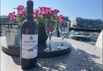 Lake Escape has Balcony rooms