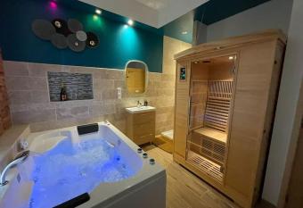 Suite d amour et d  tente jacuzzi, sauna et massage has Balcony rooms