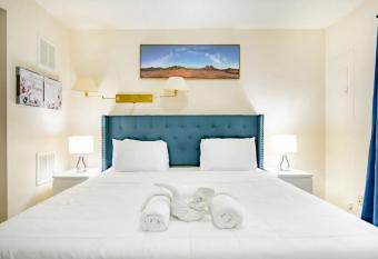 Cozy Entire Guest Suite by IAD Intl. Airport with Private Entrance allows 18 year olds to book a room