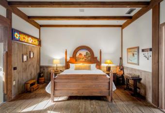 Adobe Village Inn has Balcony rooms