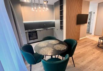 Rozelor Residence 85 has rooms with a private hot tub