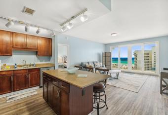 Laketown Wharf #709 by Nautical Properties has rooms with a private hot tub