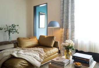 Elegant Townhouse, Hudson center, 3 ensuite baths allows 18 year olds to book a room