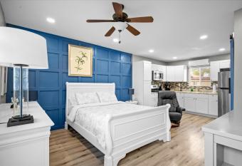 Chelsea Place has Balcony rooms