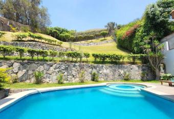 Moderna Casa de Lujo en La Molina has rooms with a private hot tub