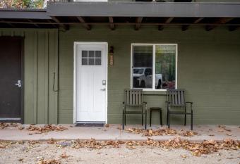 Creekside Retreat has Balcony rooms