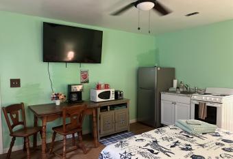 Boat House Studio - Water Front Pets WiFi Smart TV apts has Balcony rooms