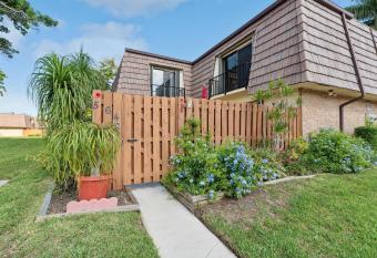 Charming Oasis, Hidden Gem in Palm Springs townhouse has Balcony rooms
