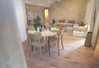 La Maison des Lamanon has rooms with a private hot tub