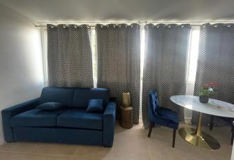 Joli studio entre Paris et Disneyland allows 18 year olds to book a room