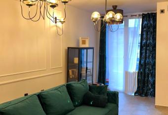 Maximilian apartman has Balcony rooms