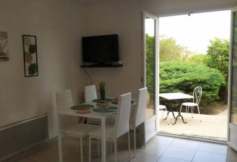 Chez Christine et Philippe has Balcony rooms