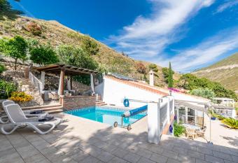 Villa with Stunning Views has Balcony rooms