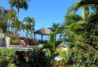 Casa de Columbus allows 18 year olds to book a room