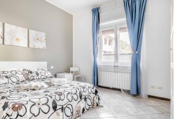 Casa Vacanza via Sottocorno allows 18 year olds to book a room